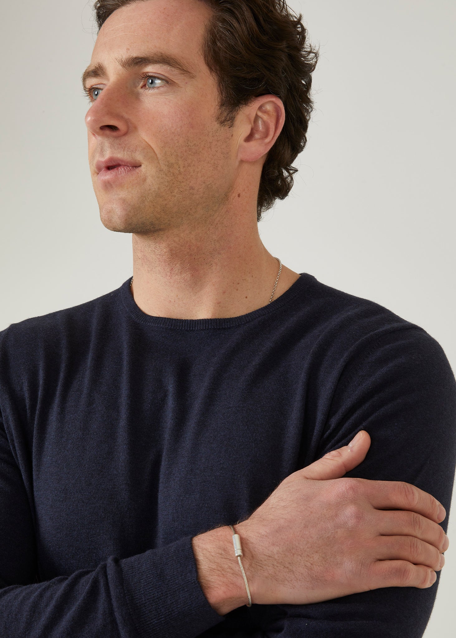 Cotton cashmere jumper in dark navy with crew neck.